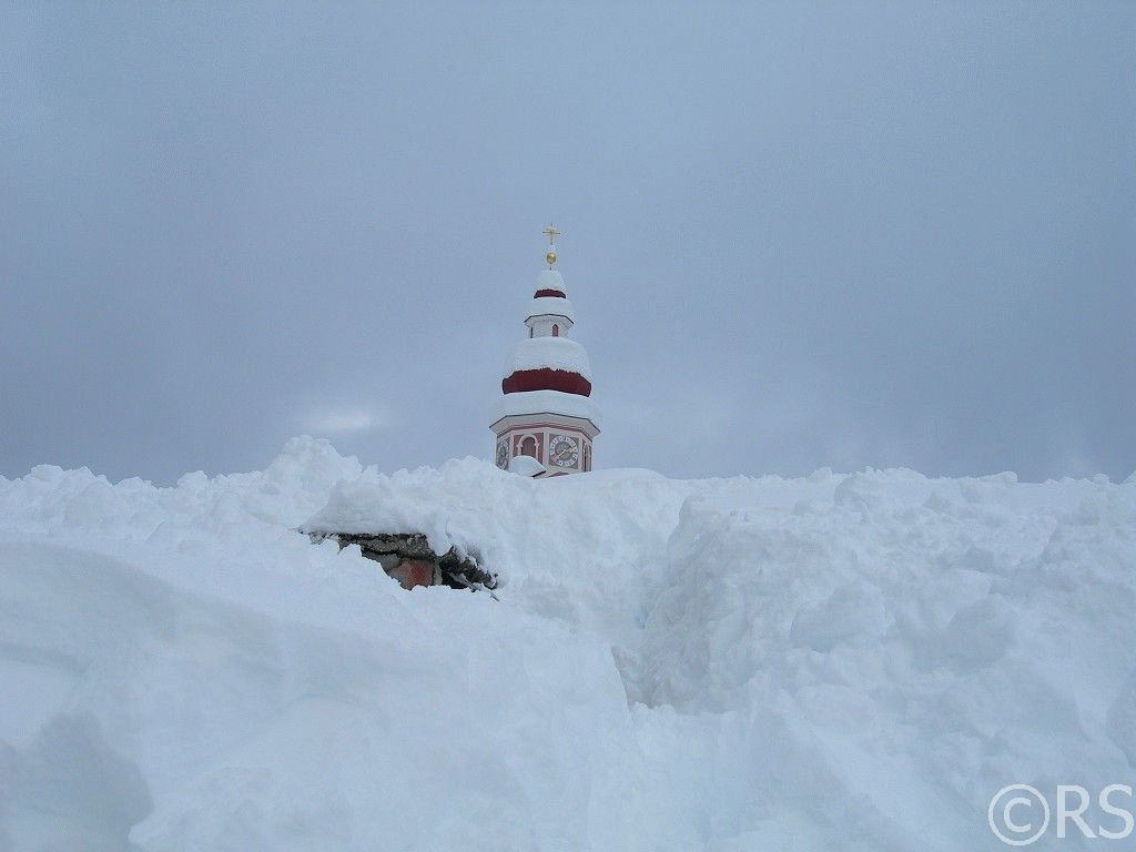 Kamin mit Kirchturm